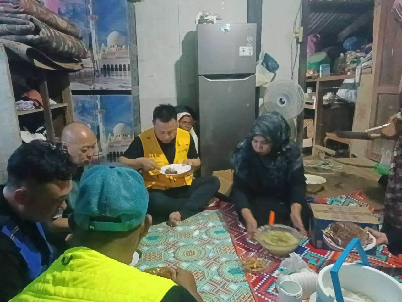 Kegiatan relawan bersama anak-anak dan warga terdampak banjir di Pidie Jaya