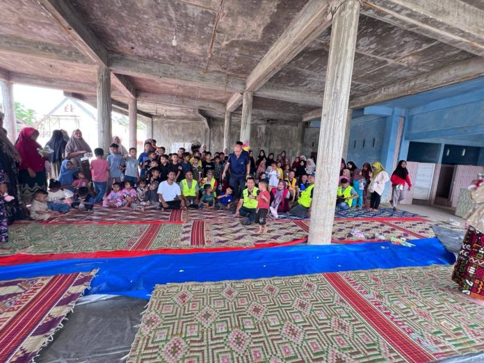 Anak-anak Gampong Calong mengikuti kegiatan hiburan edukatif bersama YPKM dan delegasi sosial Pemerintah Hong Kong