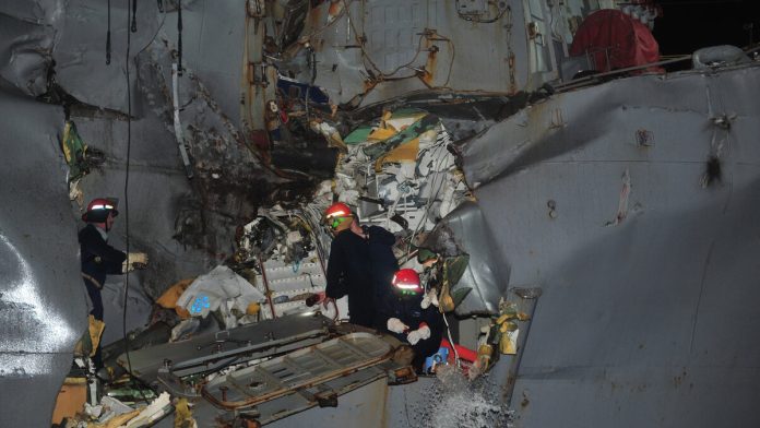 Kapal perang USS Porter setelah insiden tabrakan di kawasan laut Timur Tengah
