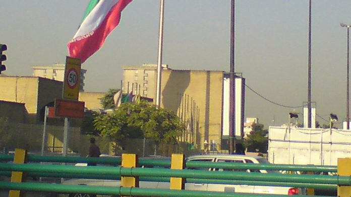 Bendera Iran di kawasan perkotaan Tehran