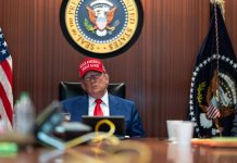 Donald Trump dan pejabat keamanan nasional Amerika Serikat dalam rapat di Gedung Putih