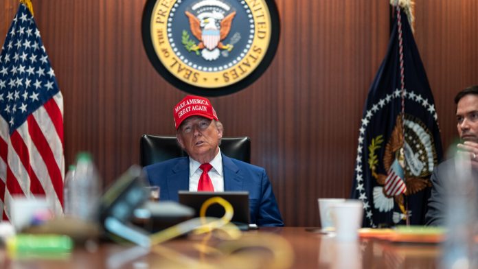 Donald Trump dan pejabat keamanan nasional Amerika Serikat dalam rapat di Gedung Putih