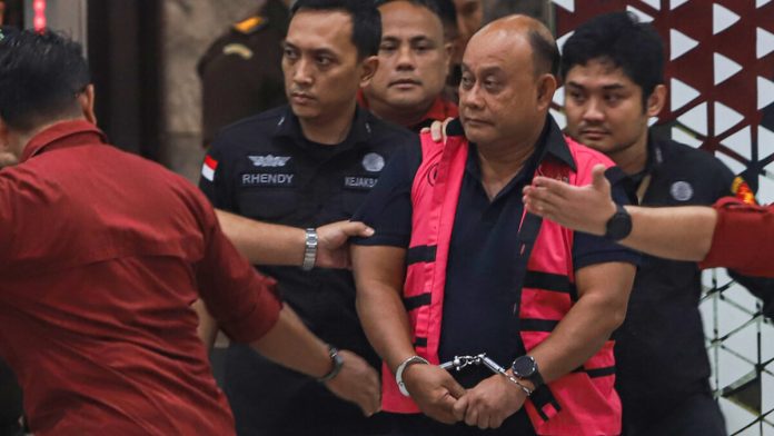 Dadan Hindayana keluar dari Gedung Jampidsus Kejaksaan Agung dengan rompi merah muda