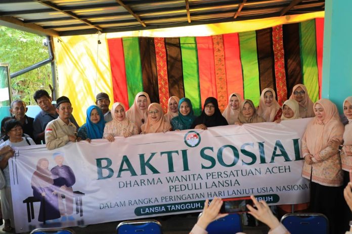 Penyaluran bantuan DWP Aceh untuk lansia korban kebakaran di Lhokseumawe