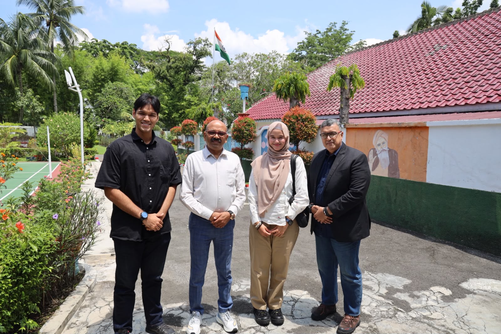 Foto bersama usai pertemuan Staf Khusus Wali Nanggroe dengan Konsul Jenderal India di Medan